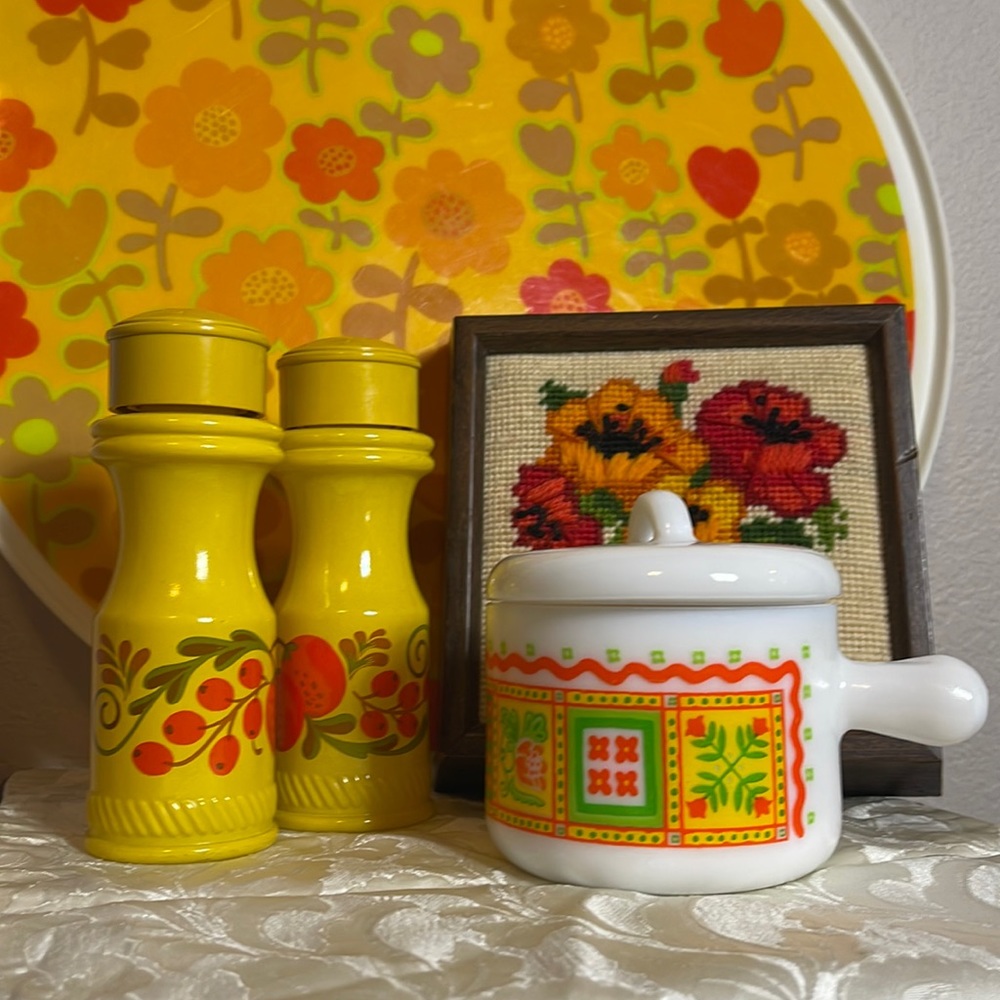 1970´s Avon Patchwork Print Milk Glass Candle Holder/Trinket Dish Soup Mug